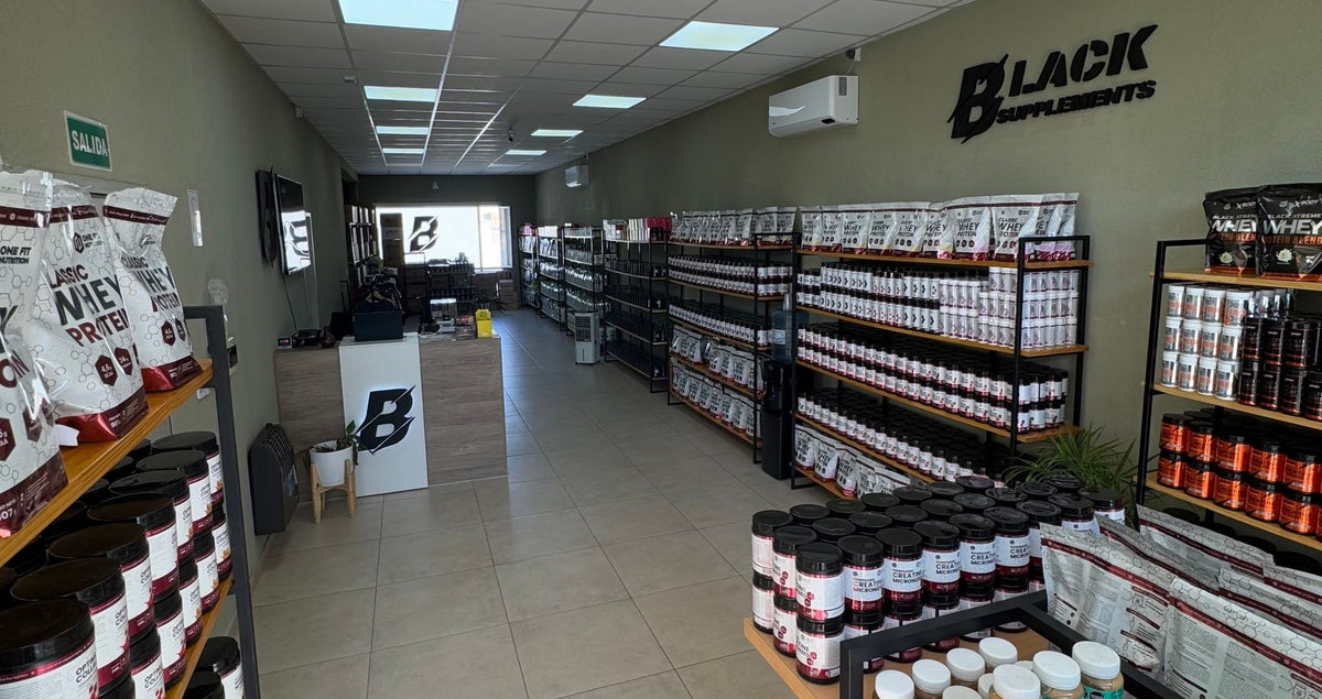Interior del local de Black Supplements en General Roca